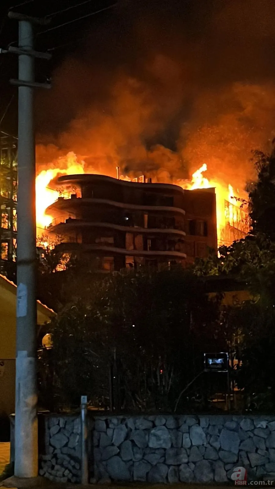 İzmir'de 8 katlı binada büyük yangın! 7 saatin ardından kontrol altına alındı 7