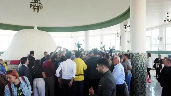 1682087654382.jpeg İYİ Parti lideri Meral Akşener ve İBB Başkanı Ekrem İmamoğlu'na tepki! Türbeye ayakkabıyla girmeye çalıştılar - 1