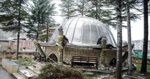Asrın felaketinde o cami de hasar gördü!