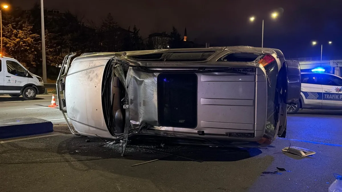 Kağıthane'de alkollü sürücünün kullandığı otomobilin çarptığı cip devrildi: 1 yaralı