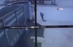 Yaşlı kadının tır altında kaldığı kaza anı kamerada