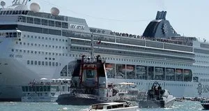 İtalya’da cruise gemisi ile yolcu gemisi çarpıştı