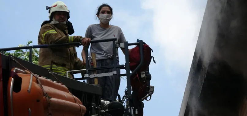 Son dakika: Tophane'de korkutan yangın! Mahsur kalan 2 kişiyi itfaiye kurtardı