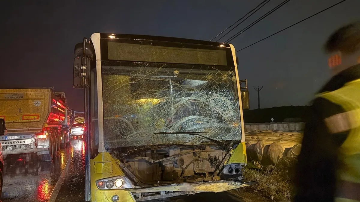 Karşı şeride geçen İETT otobüsü dehşet saçtı: 1 ölü 1 yaralı