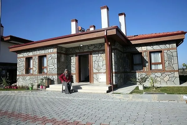 1678686487665.jpg İzmir ve Manavgat'ta evlerine kavuşan vatandaşlar depremzedelere seslendi: Cumhurbaşkanımız söz verdiyse yapar - 1
