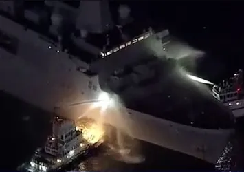 ABD'nin savaş gemisi USS New Orleans Japon kıyılarında alev alev yandı