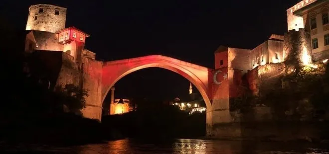 Bosna’daki Mostar Köprüsü Türk bayrağının renklerine büründü