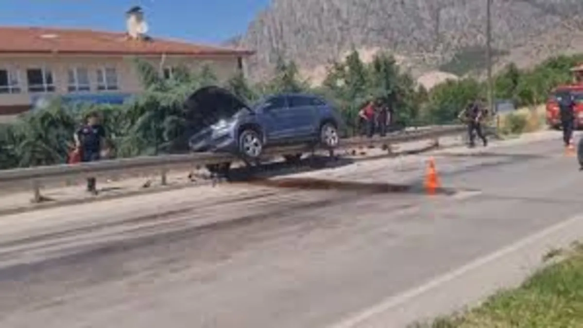 Otomobil, bariyere asılı kaldı: 1 yaralı