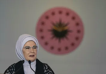 Emine Erdoğan Burundi Cumhuriyeti Devlet Başkanı'nın eşi Angeline Ndayishimiye ve BM Karayolu Güvenliği Özel Temsilcisi Jean Henri ile görüştü