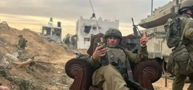 Katil İsrail askerleri yıktığı Gazze sokaklarında Coca Cola ile poz verdi