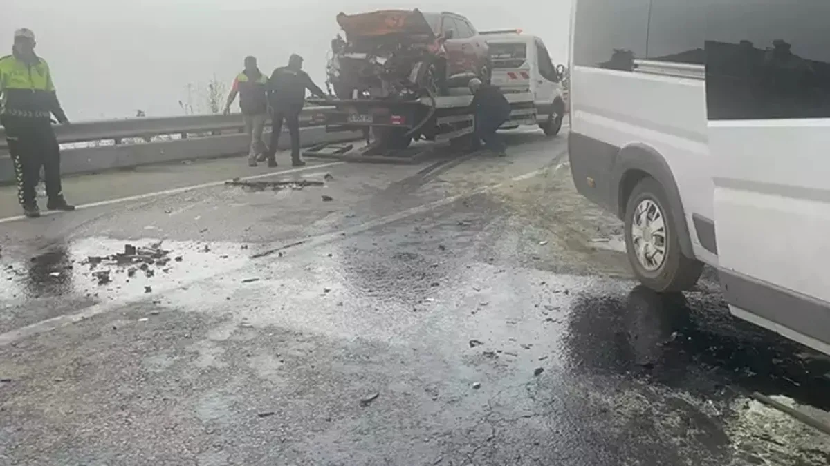 İşçi servis minibüsü ile otomobil çarpıştı: 2'si ağır, 12 yaralı