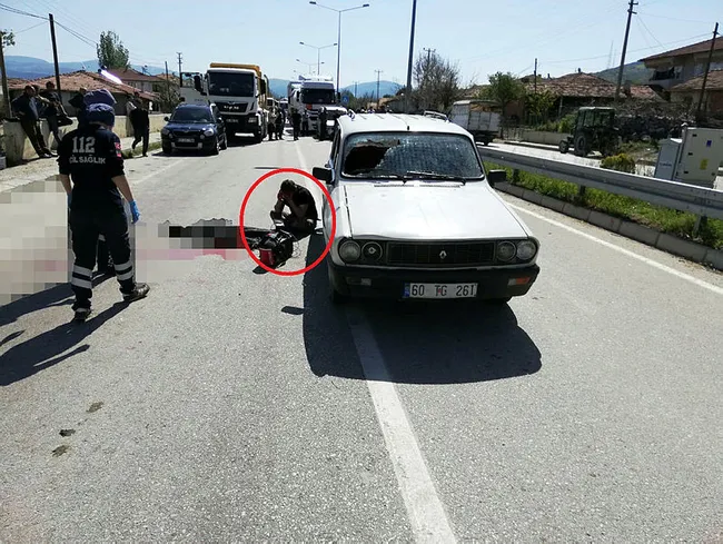 Amasya’da otomobilin çarpmasıyla ölen oğlunun başında gözyaşı döktü - 2