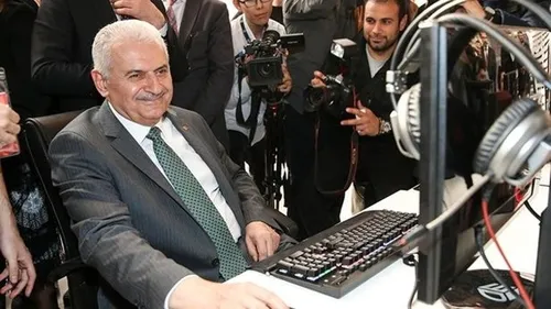 Binali Yıldırım ’PUBG’ oynadı: ’’Torunlar oynuyor ama öğretmiyor’’ dedi
