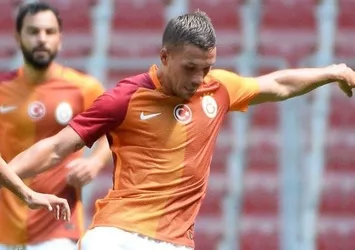 Lukas Podolski'nin dönüşü uzadı!