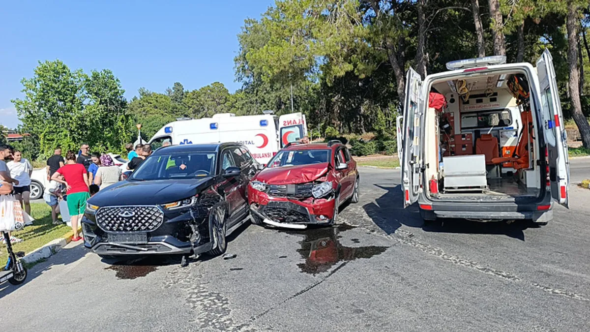 Antalya'da iki otomobil çarpıştı: 7 kişi yaralandı