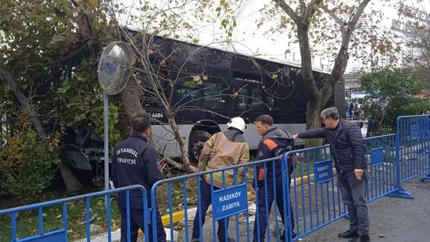 kadikoyde-ne-oldu-kadikoy-metrobus-kazasi-nasil-oldu-duvara-mi-carpti-sogutlucesme-duragi-metrobus-kazasi-son-1668684879713.jpg Söğütlüçeşme durağı metrobüs kazası son durum! Kadıköy'de ne oldu? Kadıköy metrobüs kazası nasıl oldu, duvara mı çarptı? - 3