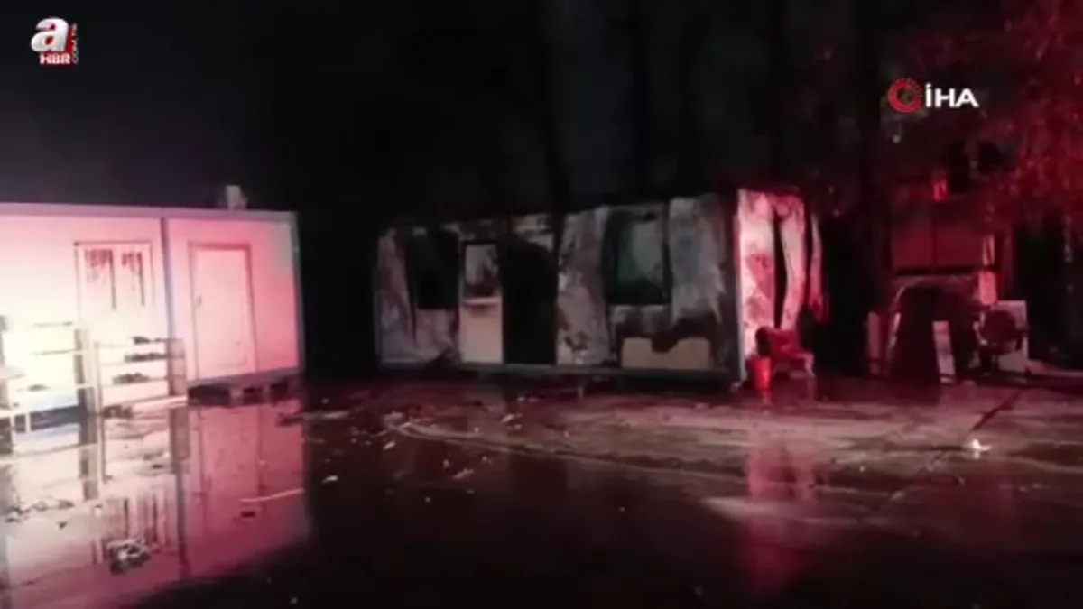 Antalya'da yıldırım yangına sebep oldu konteyner küle döndü