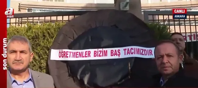 ÖĞRETMENLERDEN CHP’YE PROTESTO! Genel Merkez’e siyah çelenk bıraktılar
