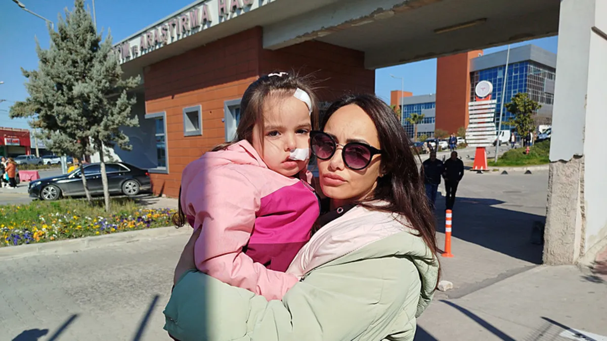 AVM'de başıboş köpek vahşeti! Küçük kızın dudağını parçaladı