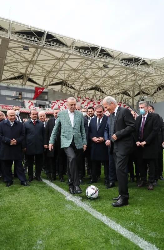 Alsancak Mustafa Denizli Stadı’nın açılışında renkli görüntüler! Başkan Erdoğan sahaya indi