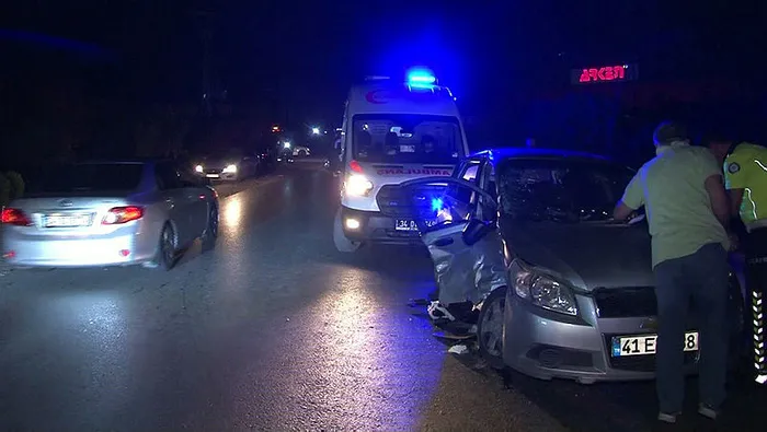 İstanbul Arnavutköy'de feci kaza: 2 otomobilin çarpıştığı kazada anne ve 2 oğlu yaralandı - 4