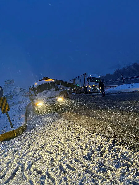 SON DAKİKA HABERİ | Balıkesir- Savaştepe karayolu kar yağışı nedeniyle ulaşıma kapandı - 2