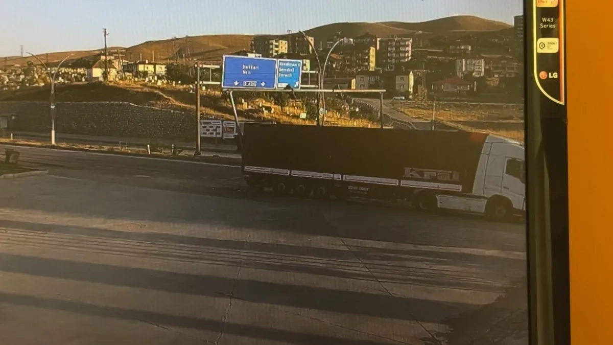 Yüksekova'da bir tır sinyalizasyon direğine çarptı