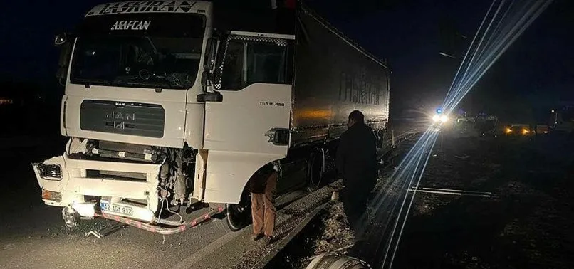 Afyonkarahisar'da otomobil ile TIR çarpıştı! 3 ölü 2 yaralı