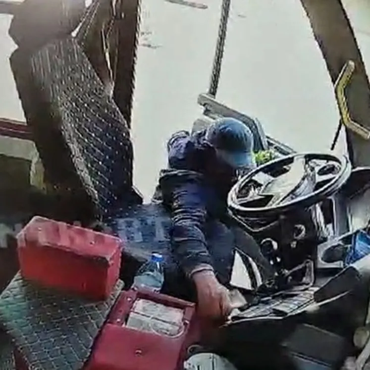 Adana'da minibüsün kapısını açan şahıs 4 bin TL çaldı