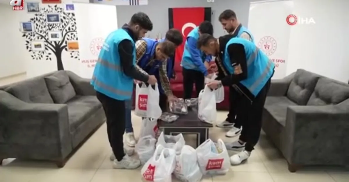 Öğrenciler sürücülere iftariyelik dağıttı