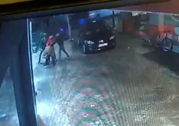 70 yaşındaki adamı sopalarla dövdüler