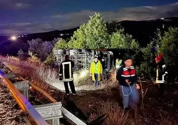 Konya'da kamyon devrildi: 2 ölü, 1 yaralı