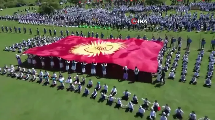 Feci kaza kamerada! Kamyonet öğrencilerin arasına daldı - 1