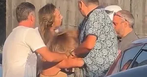 Kadın sürücülerin yol verme kavgası!