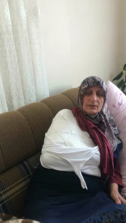 istiklal-marsini-okuma-icin-cama-cikti-hayatinin-sokunu-yasadi-1587728622224.jpg İstiklal Marşı'nı okuma için cama çıktı hayatının şokunu yaşadı! - 1