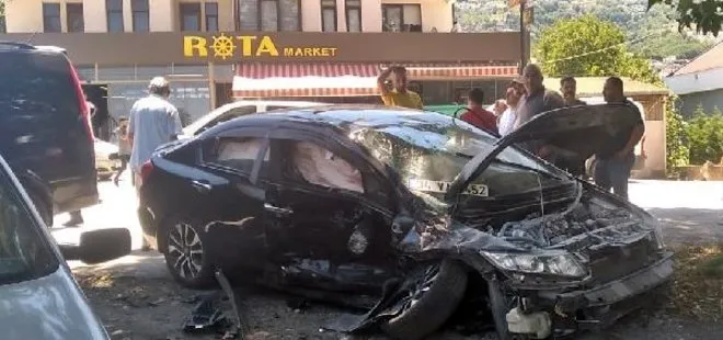 Sakarya’da feci kaza! Minibüs ile otomobil çarpıştı 8 kişi yaralandı