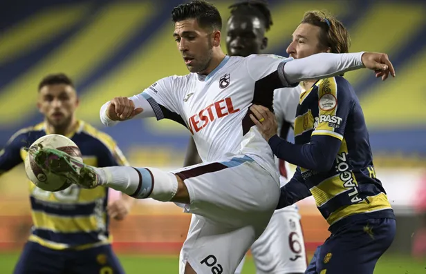 trabzonsporun-yildizi-aslana-imzayi-atiyor-galatasaraydan-besiktasa-tarihi-transfer-calimi-1705347065479.jpg Trabzonspor'un yıldızı Aslan'a imzayı atıyor! Galatasaray'dan Beşiktaş'a tarihi transfer çalımı... - 5