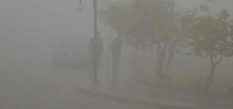 Mardin'de toz bulutu gündüzü geceye çevirdi