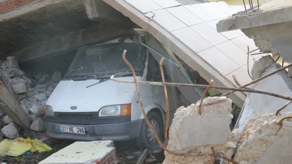 Depremde yıkılan evden traktör ve minibüs sayesinde kurtuldular! Gözyaşları içinde felaket anlarını anlattı