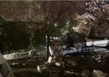 Ankara'da freni boşalan TIR parka daldı
