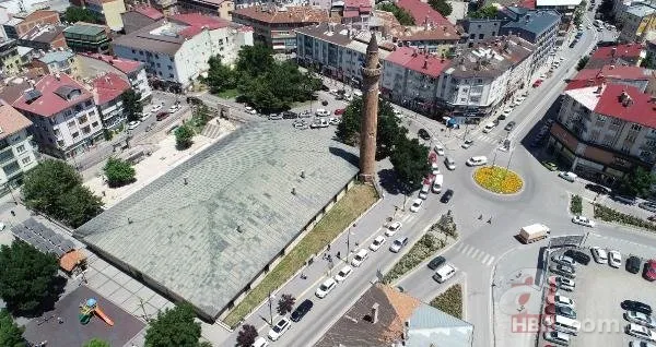 Sivas’ta eğriliği ile tanınan tarihi minarenin kayıp yazıları “bisküviden” çıktı