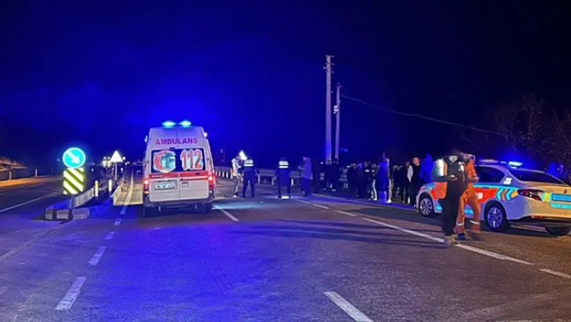 KARŞIYA GEÇMEK İSTEYEN YAYALARA ÇARPTI! 3 ÖLÜ 