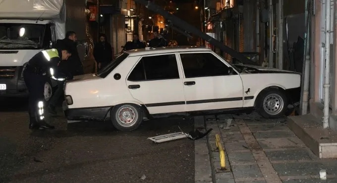 Malatya'da alkollü sürücü iş yerine daldı - 1