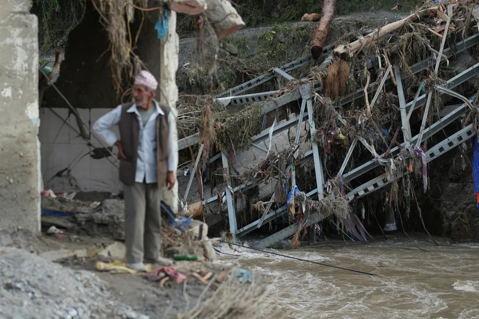 nepalden-tibetteki-baraj-patlamasi-sonrasi-alarm-kurtarma-ekipleri-ve-halka-guvenli-bolgeye-gecin-cagrisi-1787901051463.jpg Nepal, REUTERS