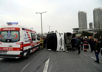 Çevik kuvvet kaza yaptı! TEM'de trafik durdu