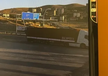 Yüksekova'da bir tır sinyalizasyon direğine çarptı
