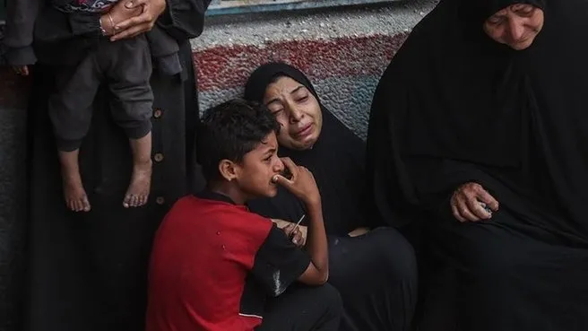 İsrail Gazze’de bir okulu vurdu: En az 40 ölü