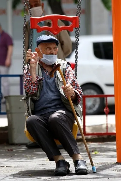 Caddeler parklar onlara kaldı! 65 yaş üstü vatandaşlar yeniden sokaklarda