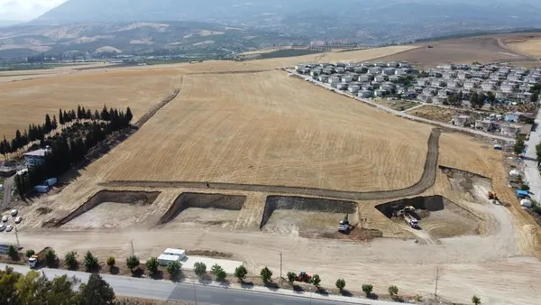 1685516305974.jpg Hatay Kırıkhan'a kalıcı konutlar için ilk kazma vuruldu: 11 ay içinde teslim - 5