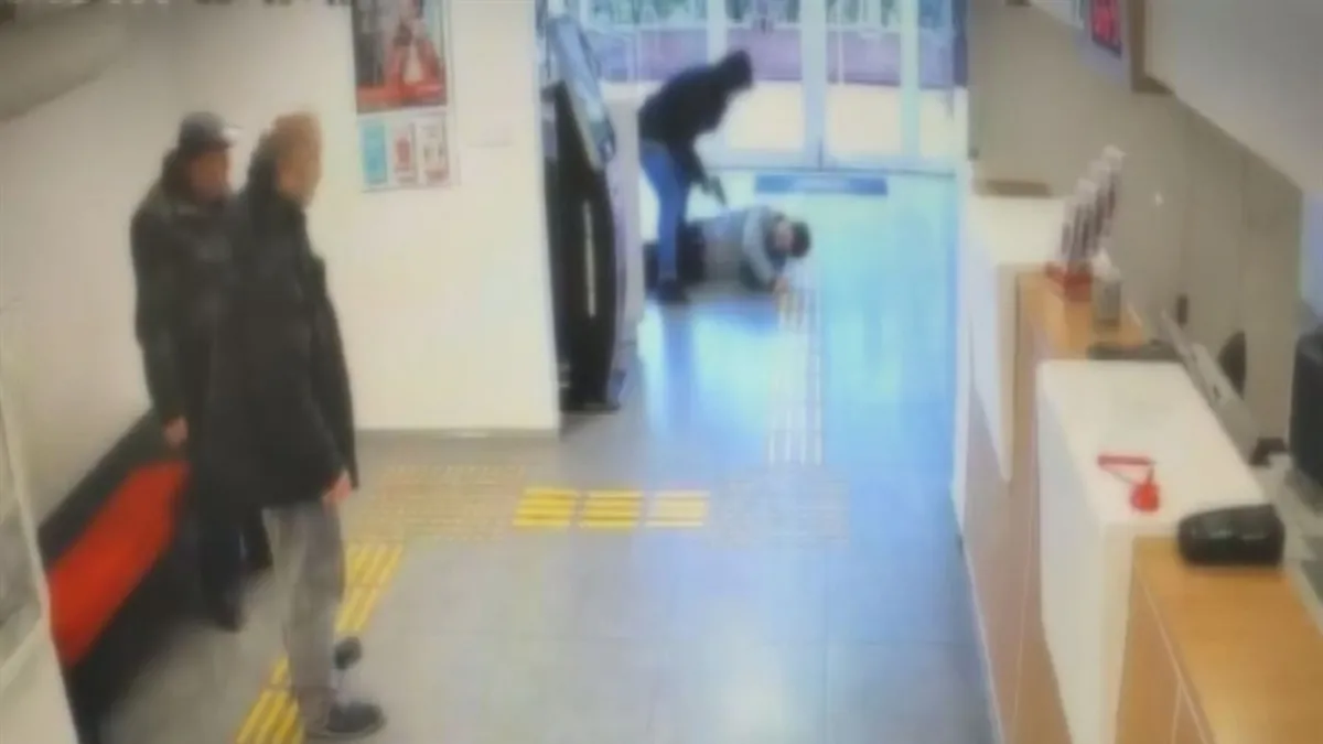 Fatih'teki banka soygunu kamerada: Güvenliğin belindeki silahı bir anda aldı